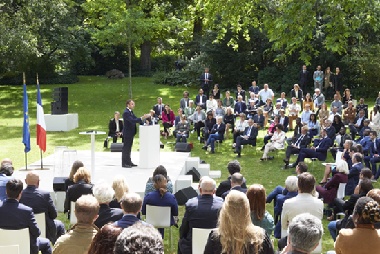 In het bijzijn van de 150 deelnemers aan de Franse burgertop neemt president Macron het eindrapport van de±klimaatconventie in ontvangst in de tuin van het Élysée-paleis in Parijs.