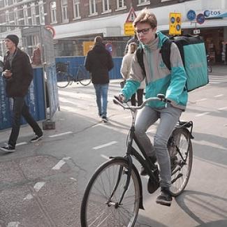 Deliveroo-bezorger in Amsterdam